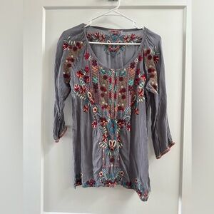 Johnny Was Top Blouse Sz XS Boho Floral Embroidered Tunic Top grey Rayon